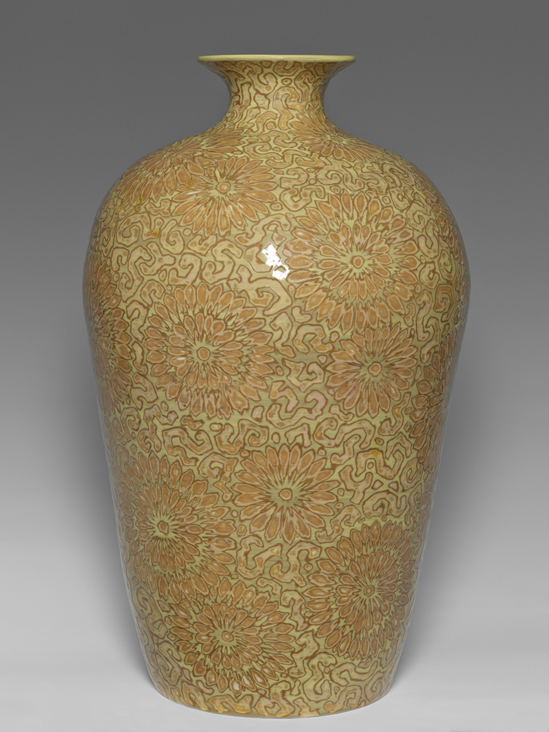 黃底雕釉菊花紋梅瓶