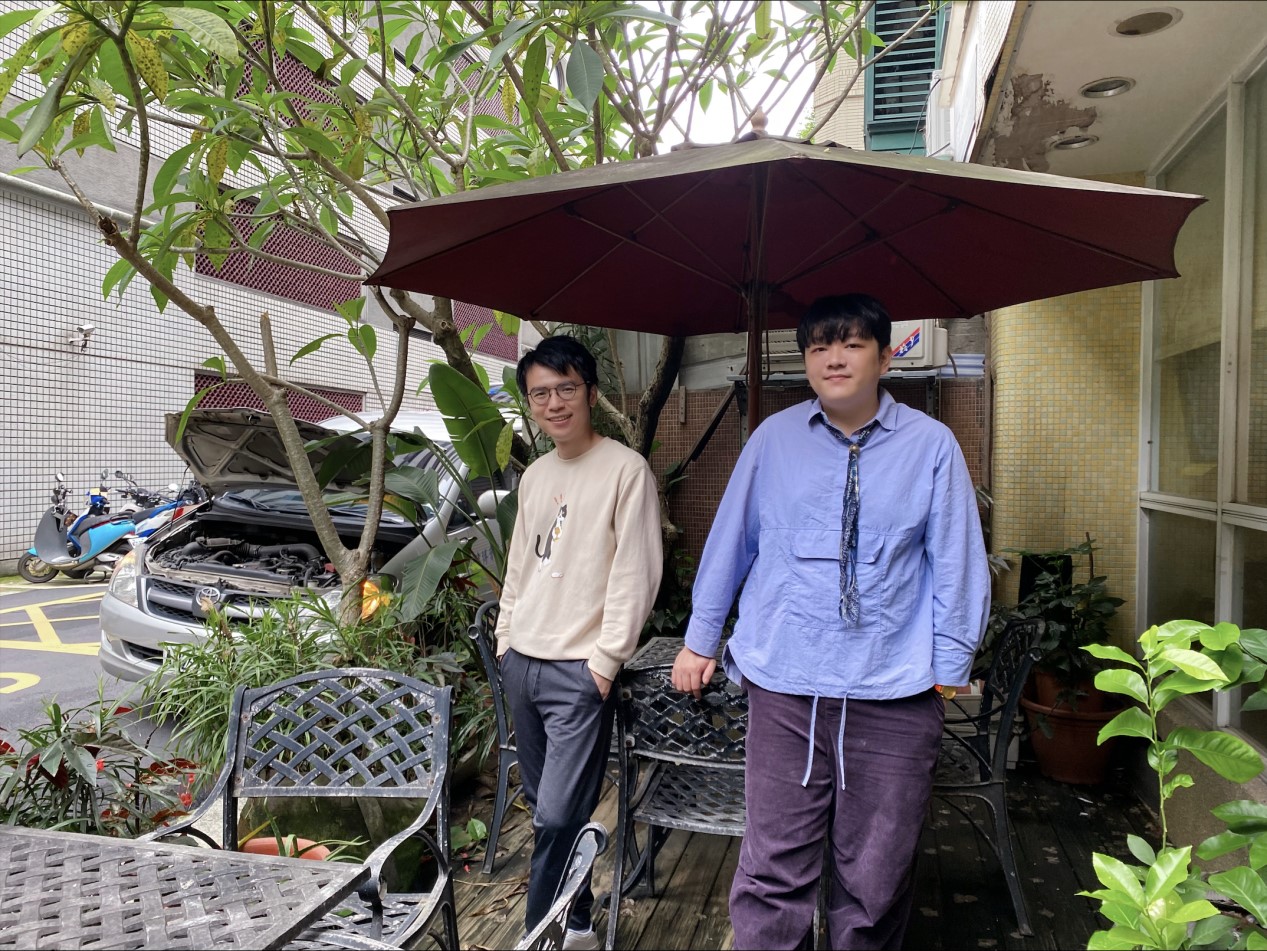 楊富閔（左）與周紘立（右）為大學同窗，六月一日將以「夢、女力與文青——我們的臺南／臺北家族書寫」為主題在臺南美術館進行雙城對談。圖片由聯合文學基金會提供