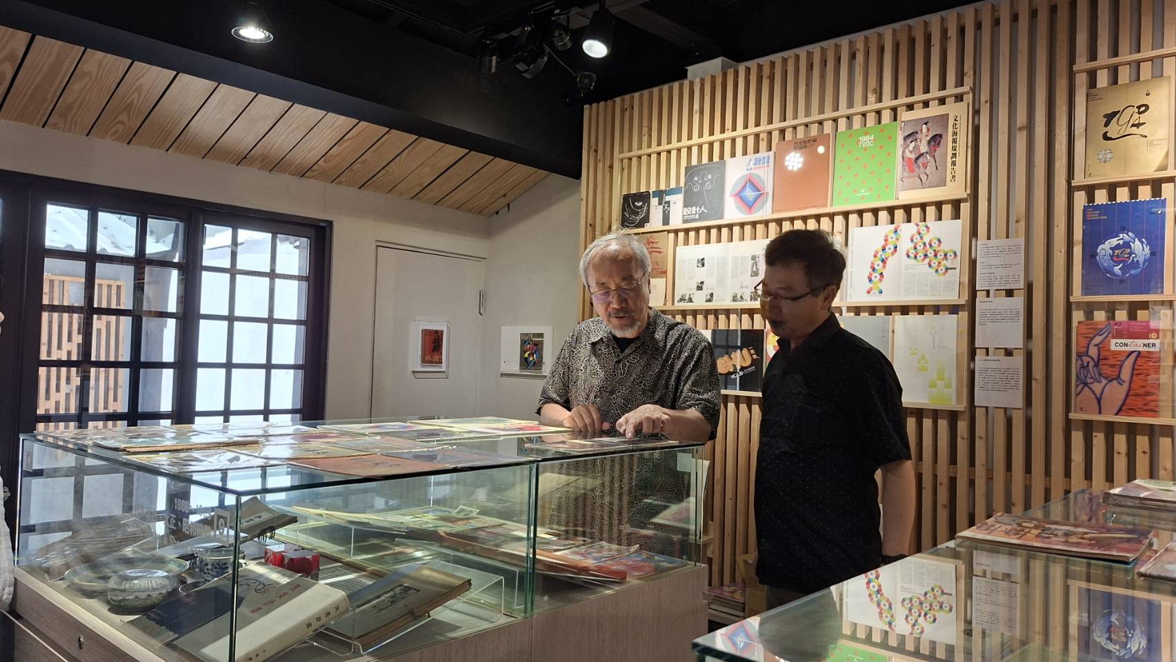 林磐聳教授與龔卓軍館長於台北市「台灣設計口」，瀏覽臺灣設計發展史上重要的文物件收藏。
