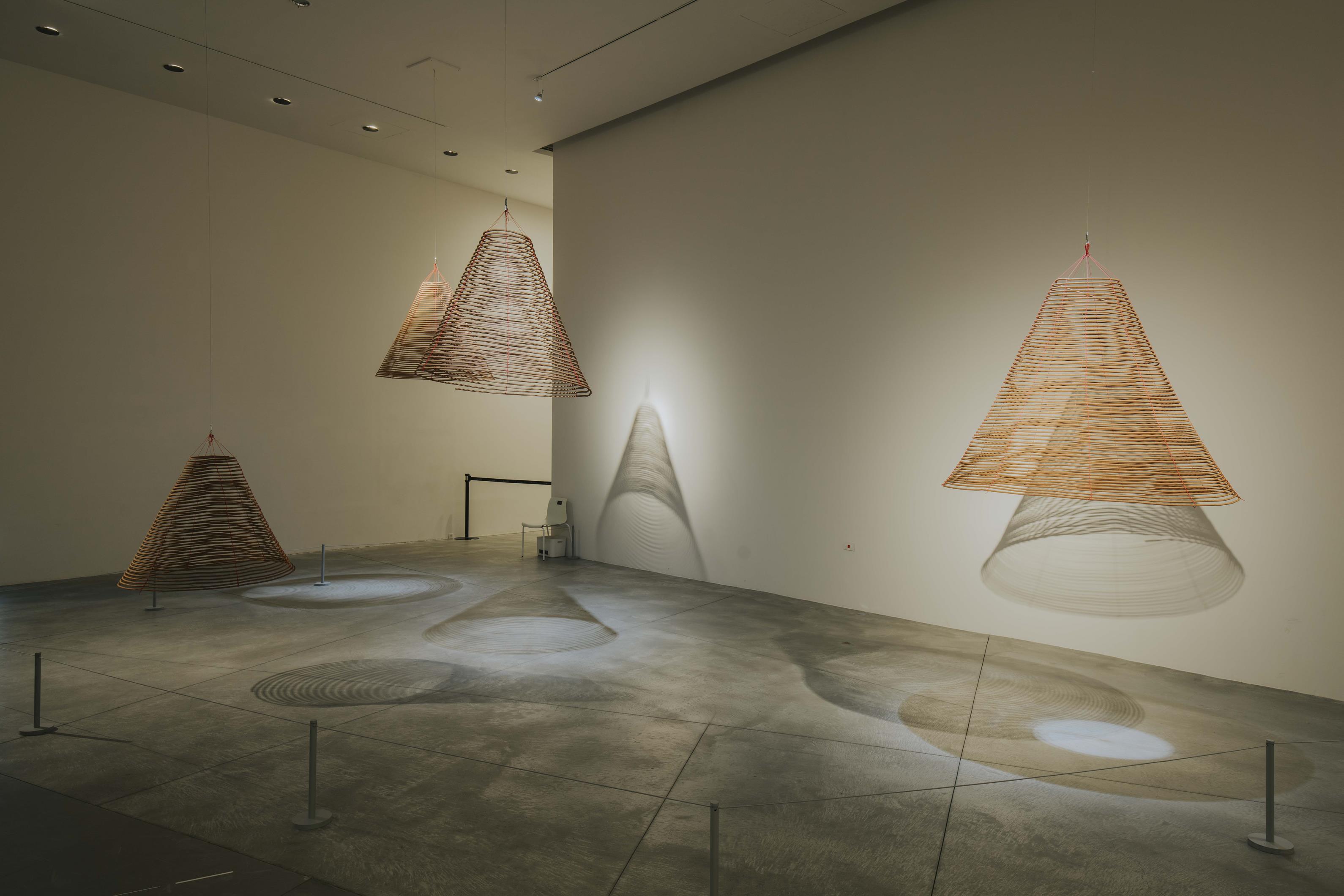 蔡佳葳，〈香環咒〉，2014，手寫於香鐘上之裝置作品，各150公分。藝術家自藏。