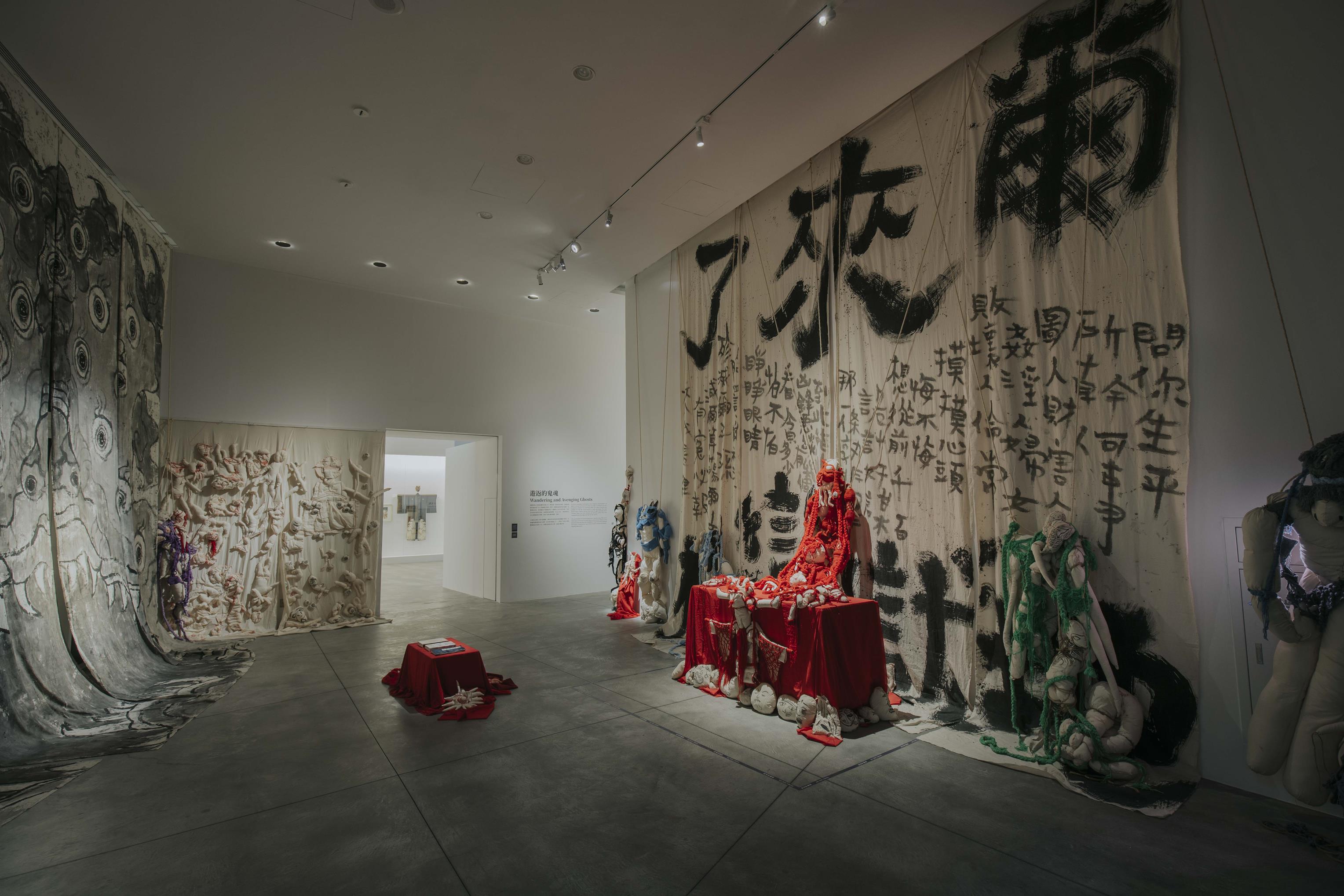 顏忠賢，〈地獄變相〉，2022，複合媒材裝置，尺寸因空間而異。藝術家自藏。