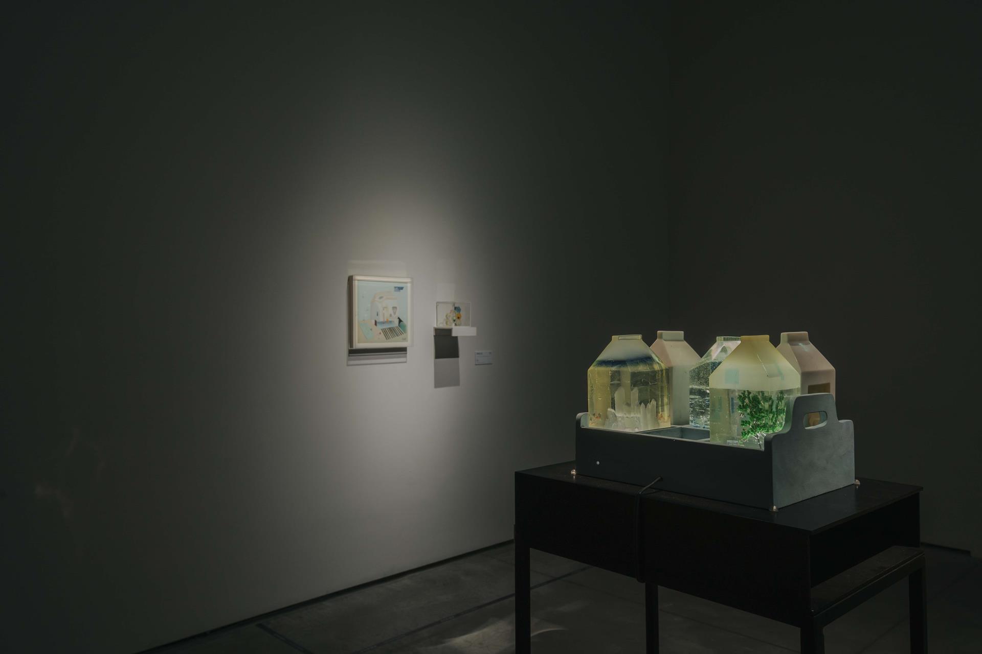 「日常取向—當我們為生活切片」子題「定位」，蘇子涵作品〈一組家的想像〉、〈建商廣告單-家屋〉。