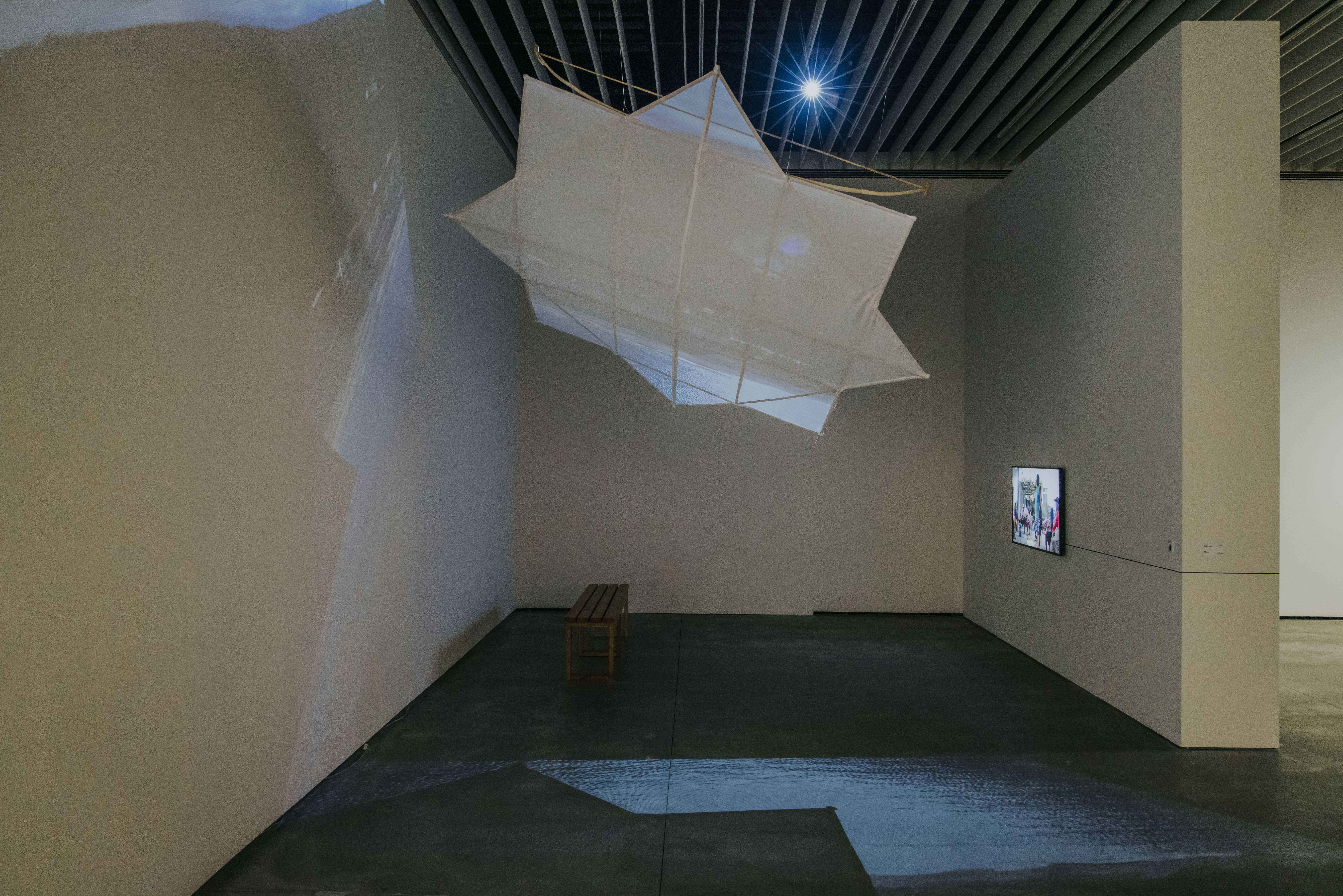 張恩滿，〈重如鴻毛〉，2016，竹製布面風箏、投影影像，300 × 300公分、13分45秒、42分48秒。藝術家自藏。