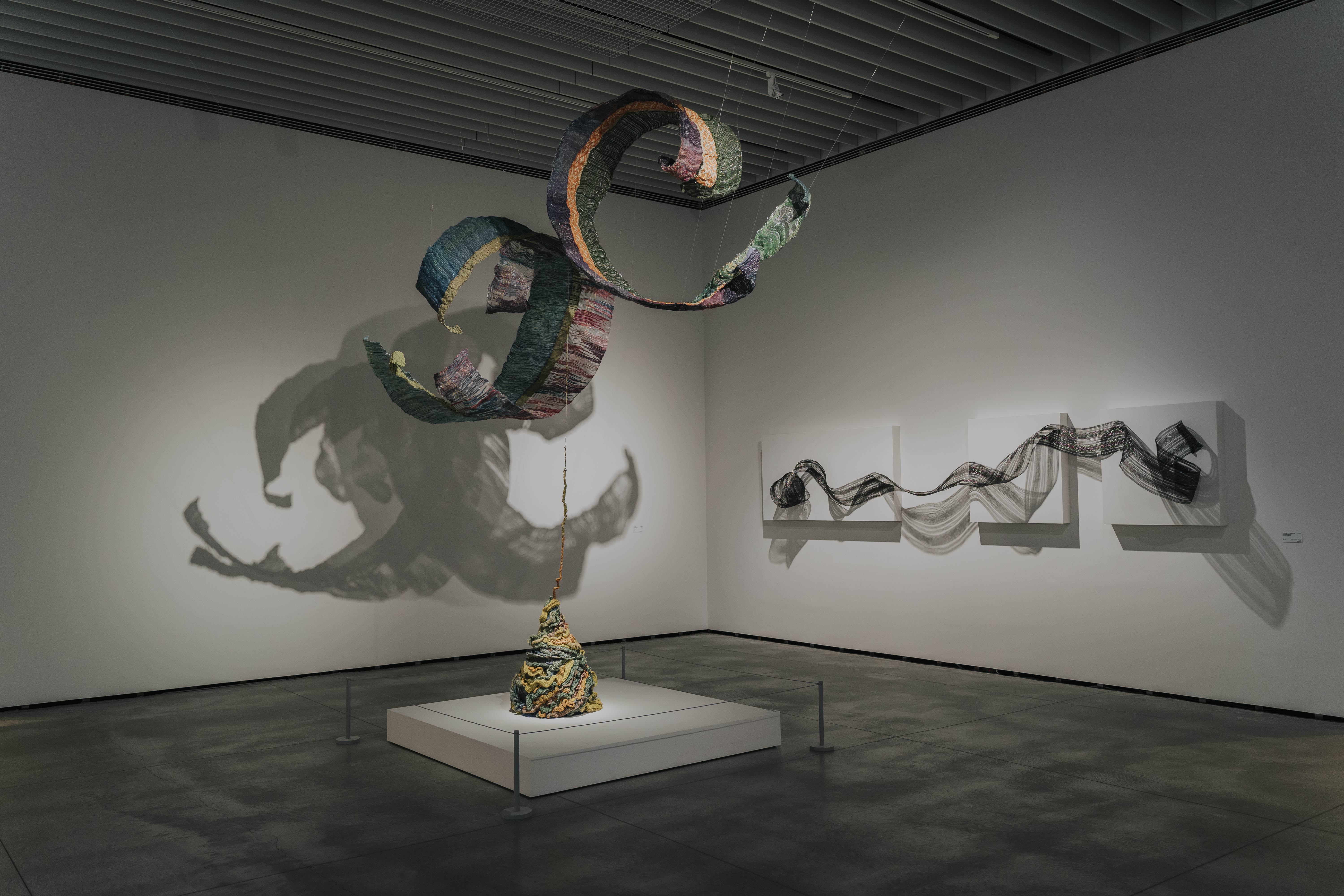 尤瑪．達陸，《生命的迴旋》系列，2012-2022，金屬特用紗、金屬紙纖、不鏽鋼紗、LED燈紗、不銹鋼紗、苧麻、羊毛、人造纖維，尺寸依空間而定。藝術家自藏。