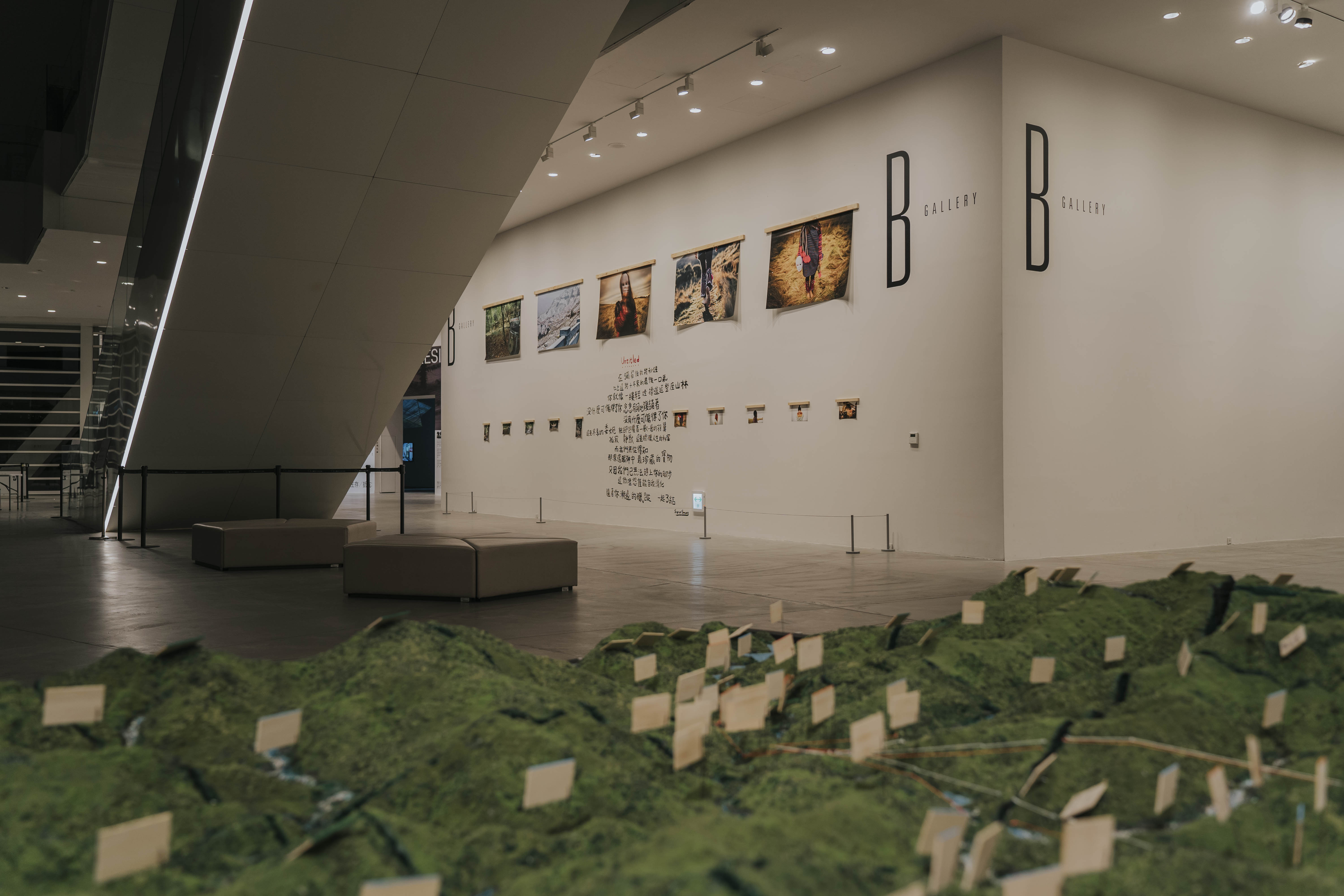 莎韻西孟，〈Sayun Simung與部落地圖〉，2018-2020，環山部落立體模型、影像、文件手稿，30'24"。藝術家自藏。