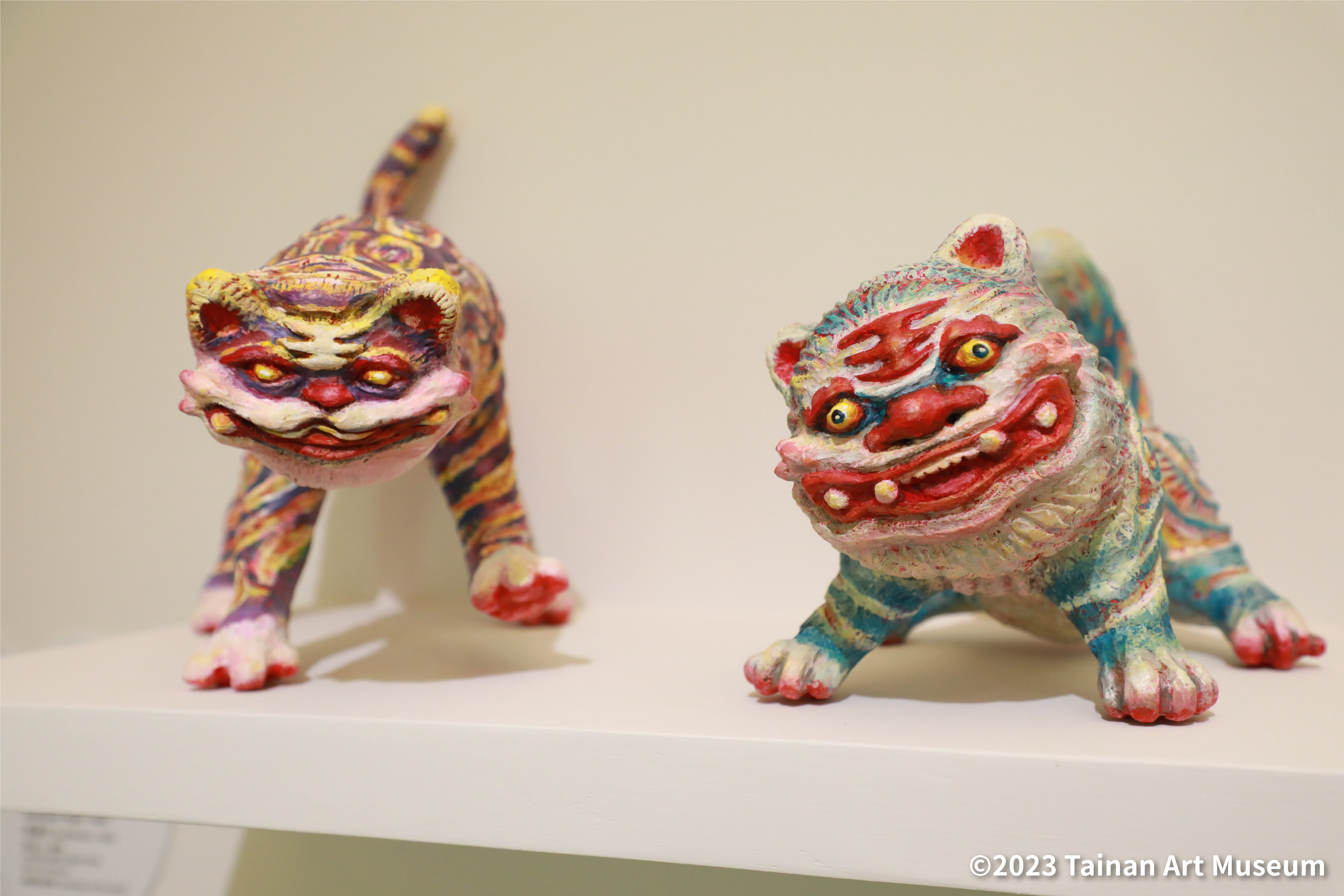 蔡濰任，《彩虹虎》，2023，壓克力、紙漿，34×15×42公分、19×22×38公分。藝術家自藏。