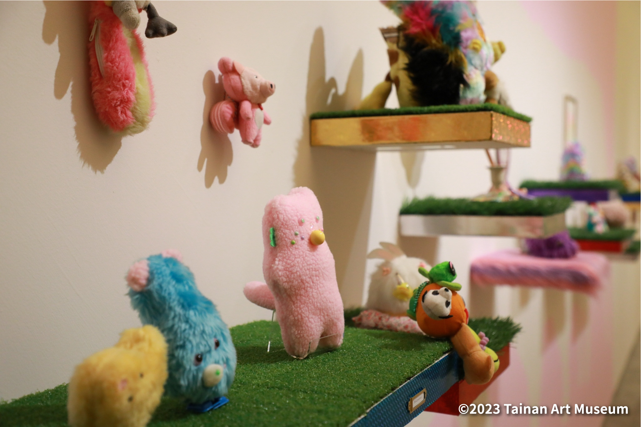陳穎蓁，〈獸徑，野花園〉，2016-2023，手作玩偶、複合媒材，尺寸依場地而定。藝術家自藏。