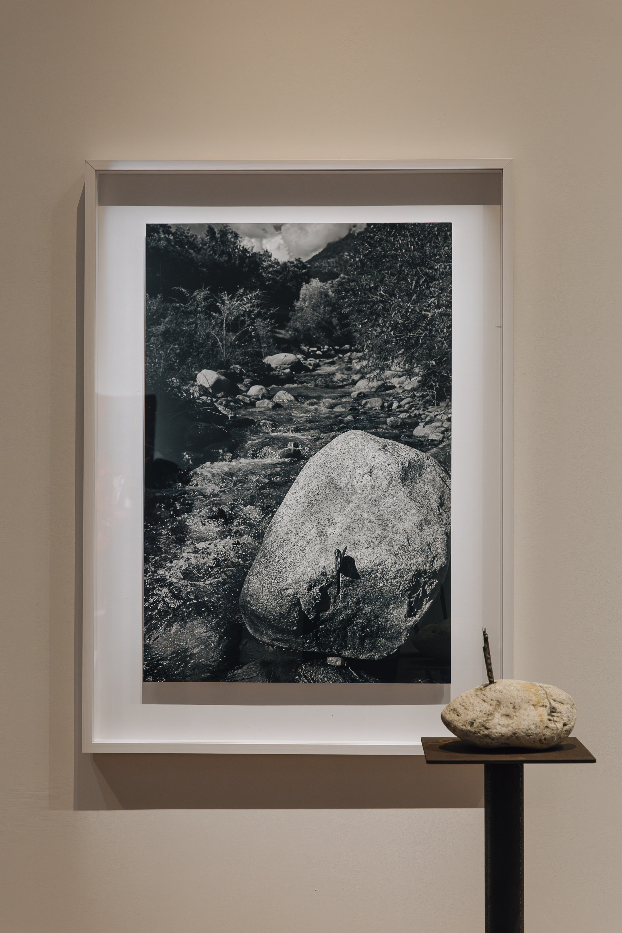 林鴻文 Lin Hong-wen，<亦>，原石,亞鉛焊 Raw stone, zinc solder，2025，35 x 35 x 121 cm