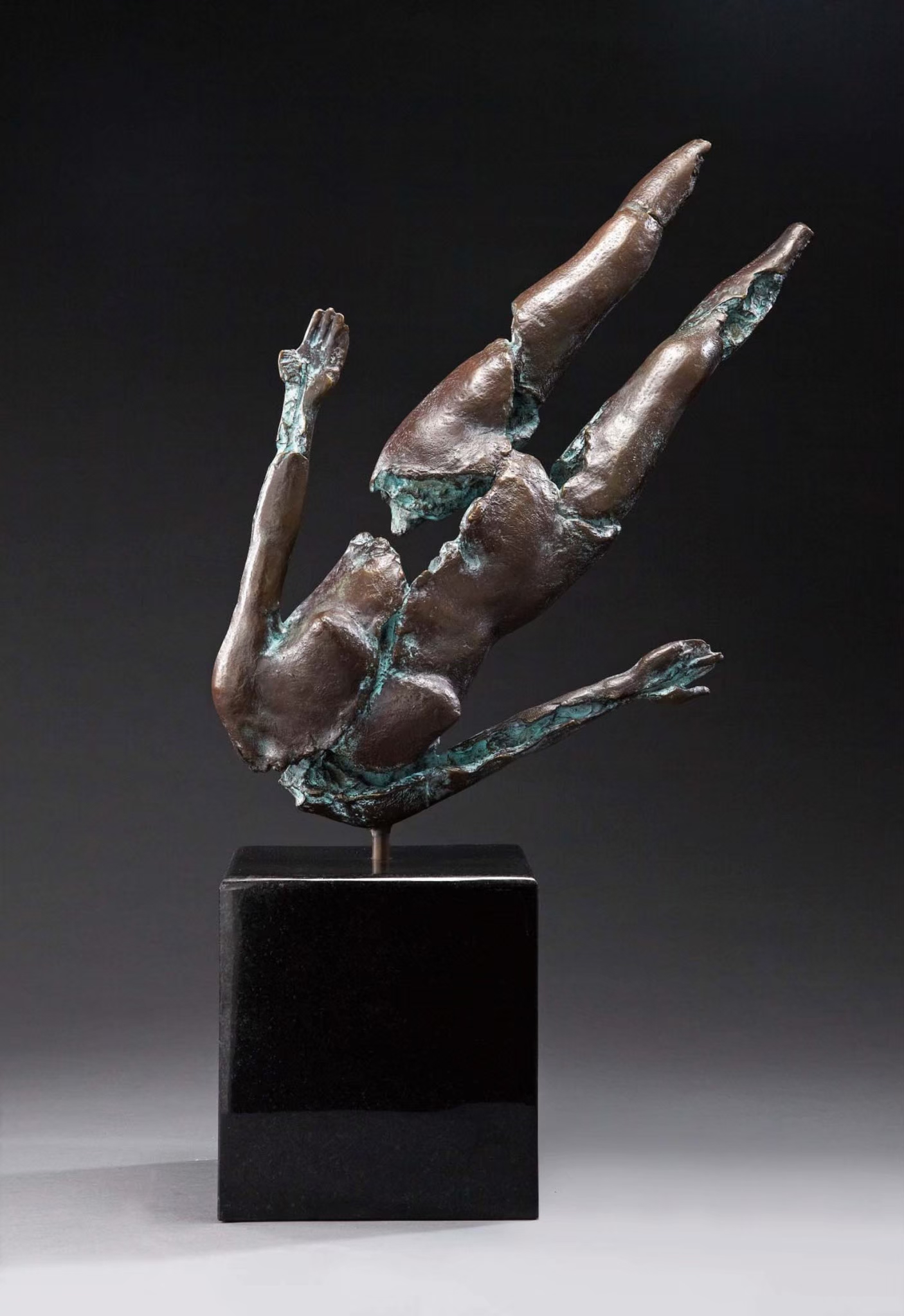 王文德，〈流星〉，銅，2011，38×18×38cm