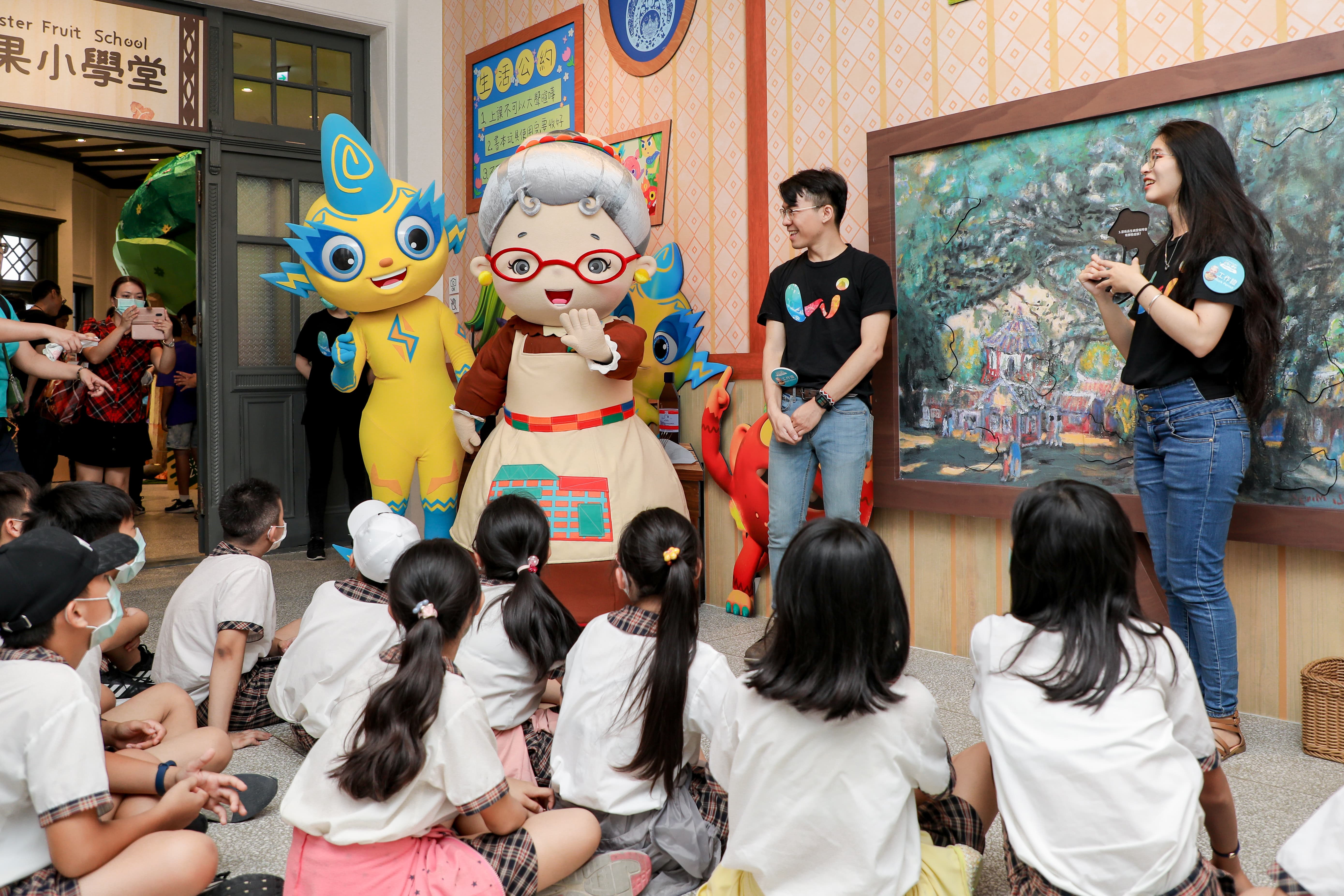 水果奶奶和小妖們驚喜現身，與前來參觀體驗AR闖關遊戲的小朋友們互動。