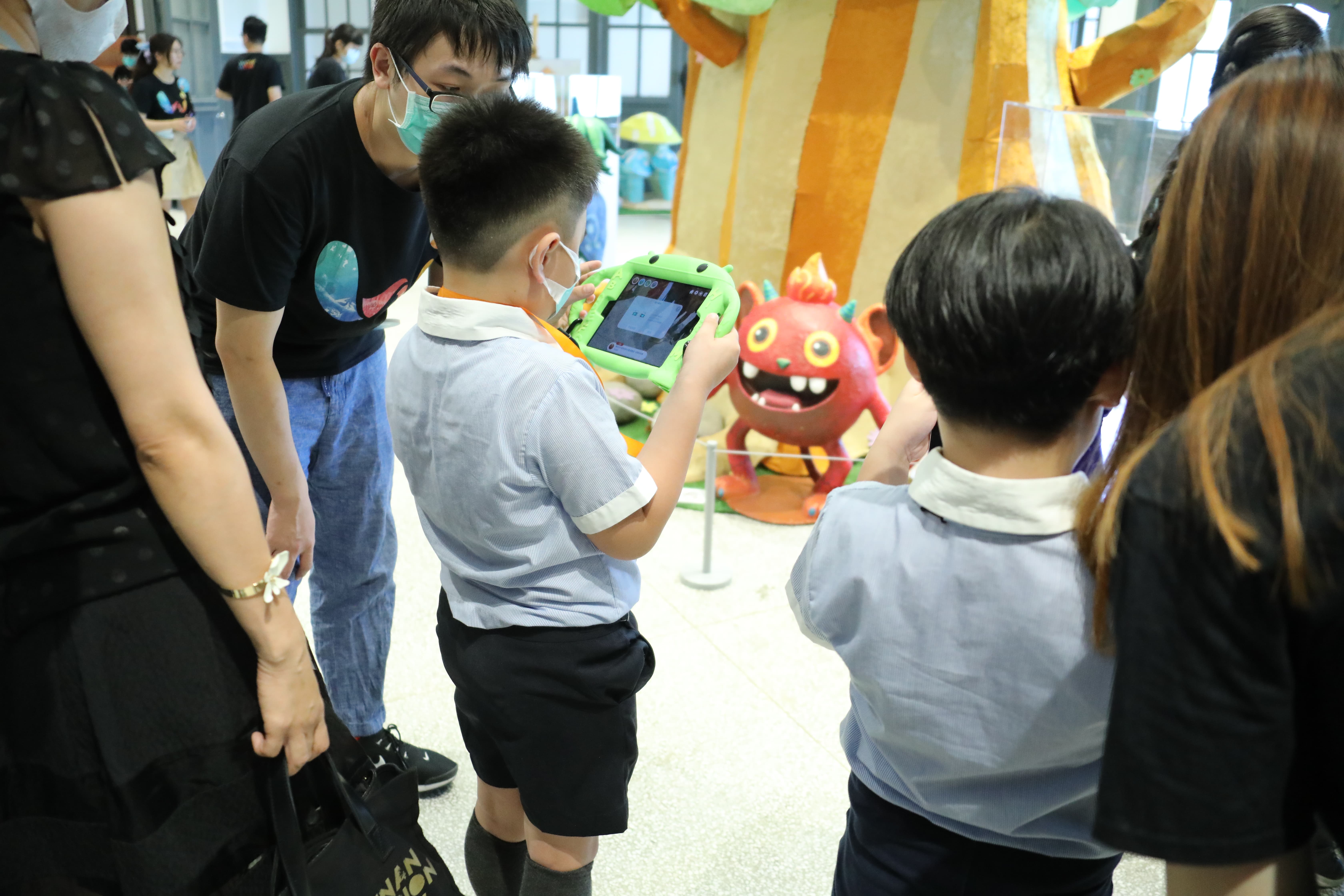 AR闖關遊戲只要透過手機或平板即可互動體驗，小朋友們開心參與。