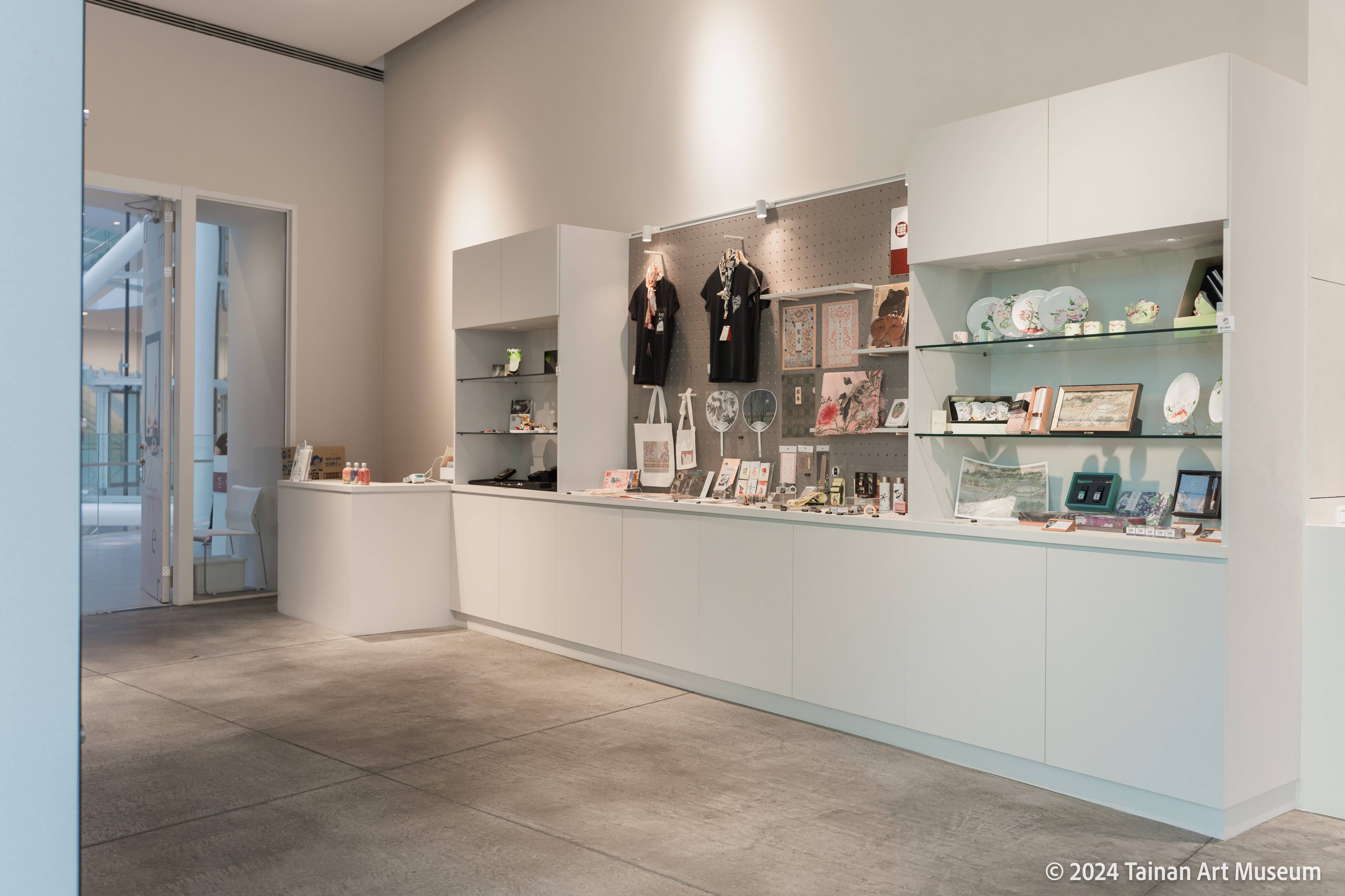 臺南市美術館自營商店移至2樓連接咖啡廳與展間通道空間，更為寬敞。
