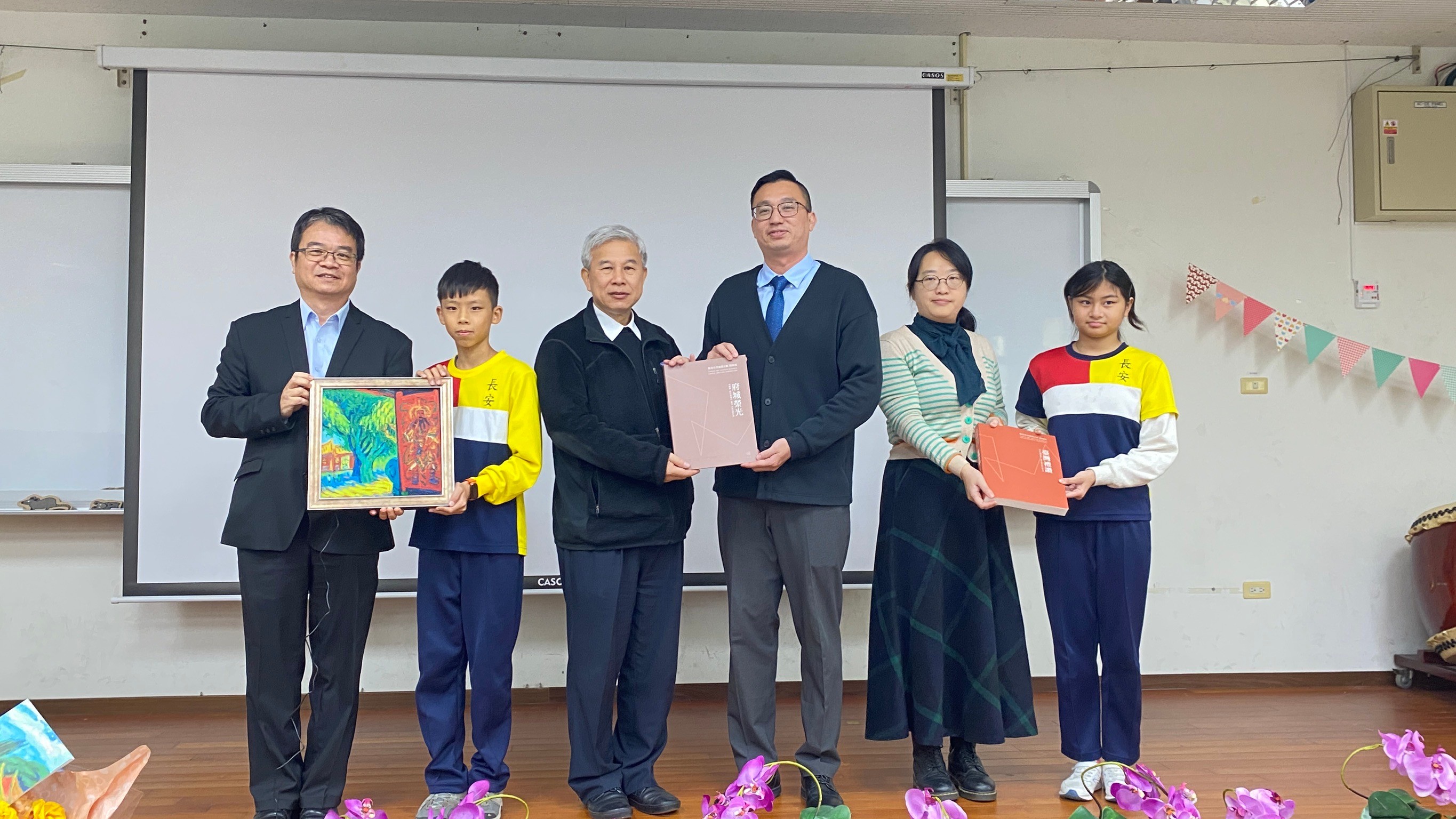 長安國小特別安排致贈儀式並由校長及學生一同代表受贈。