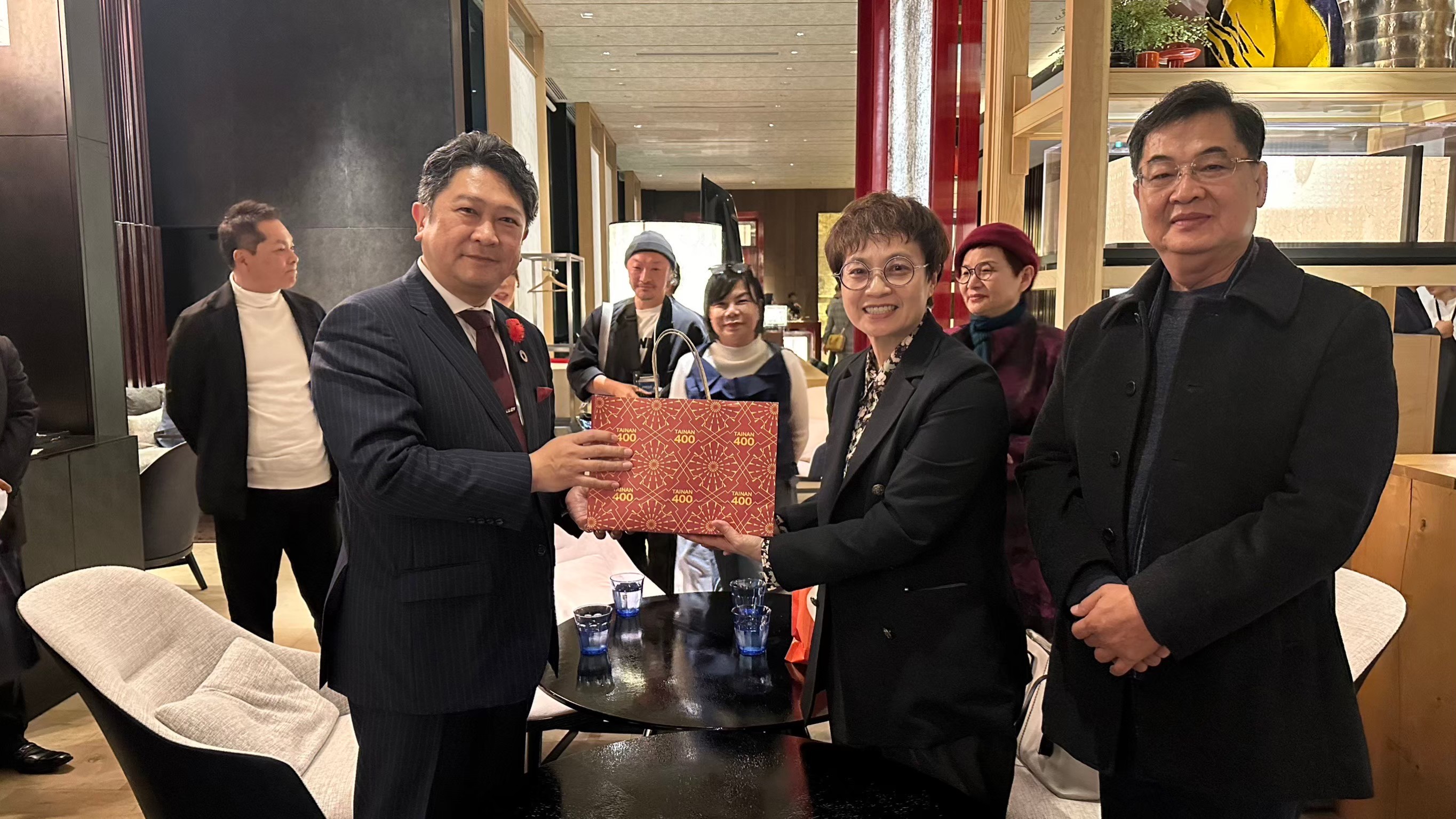 2024年南美館舉辦金澤雙城工藝論壇，並帶領日本貴賓前往參觀人間國寶陳啟村工作室等地。（南美館提供）