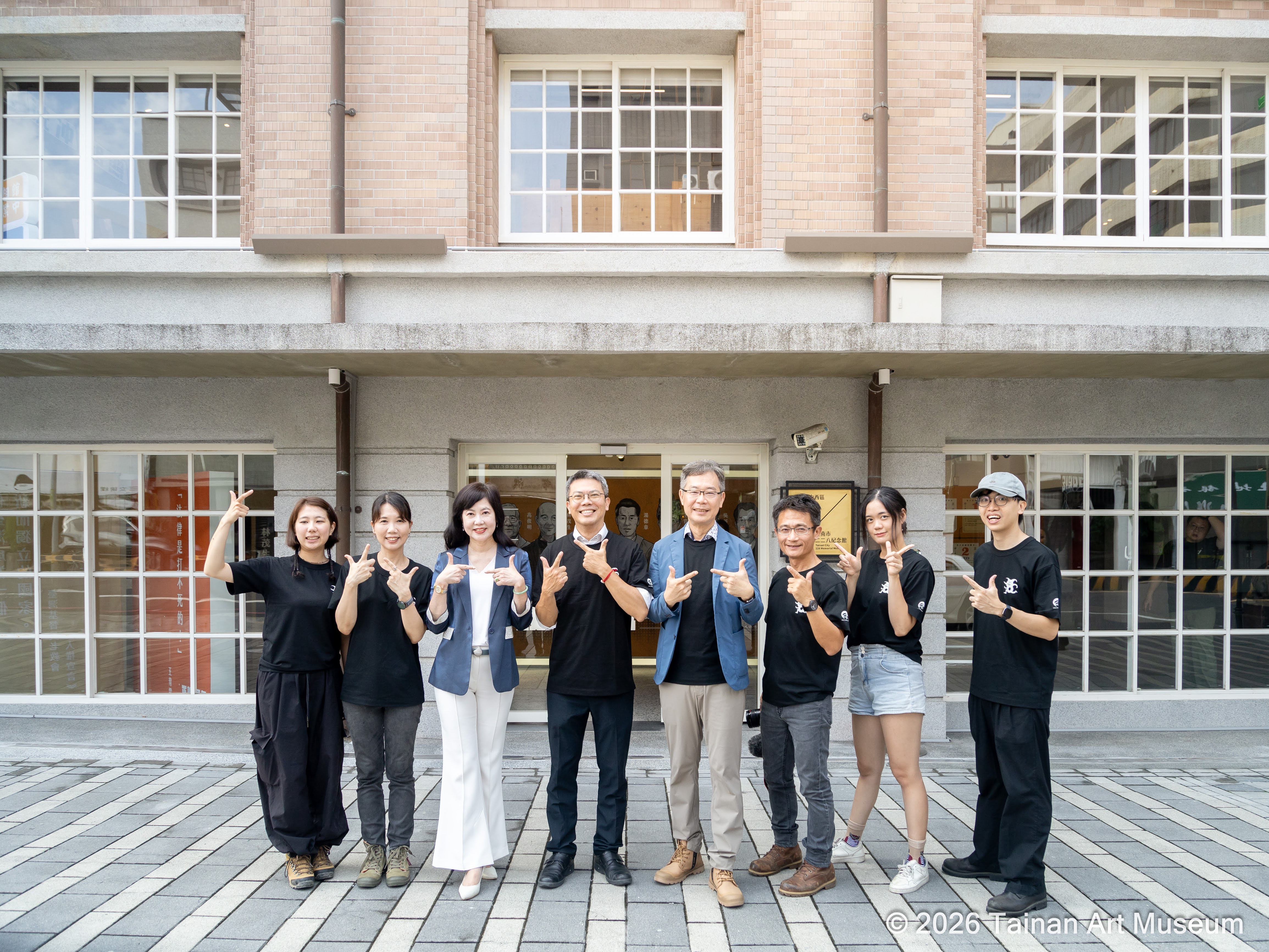 《小事報》團隊所有成員與，中西區區長蔡佳甫、臺南市美術館董事長游文玫，及館長龔卓軍在中西區圖書館門口前開心合影。