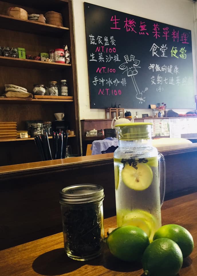 七逃藝術｜台南市中西區南門路43號 ｜11:30~20:00(週三四休，免費參觀，附餐飲空間)