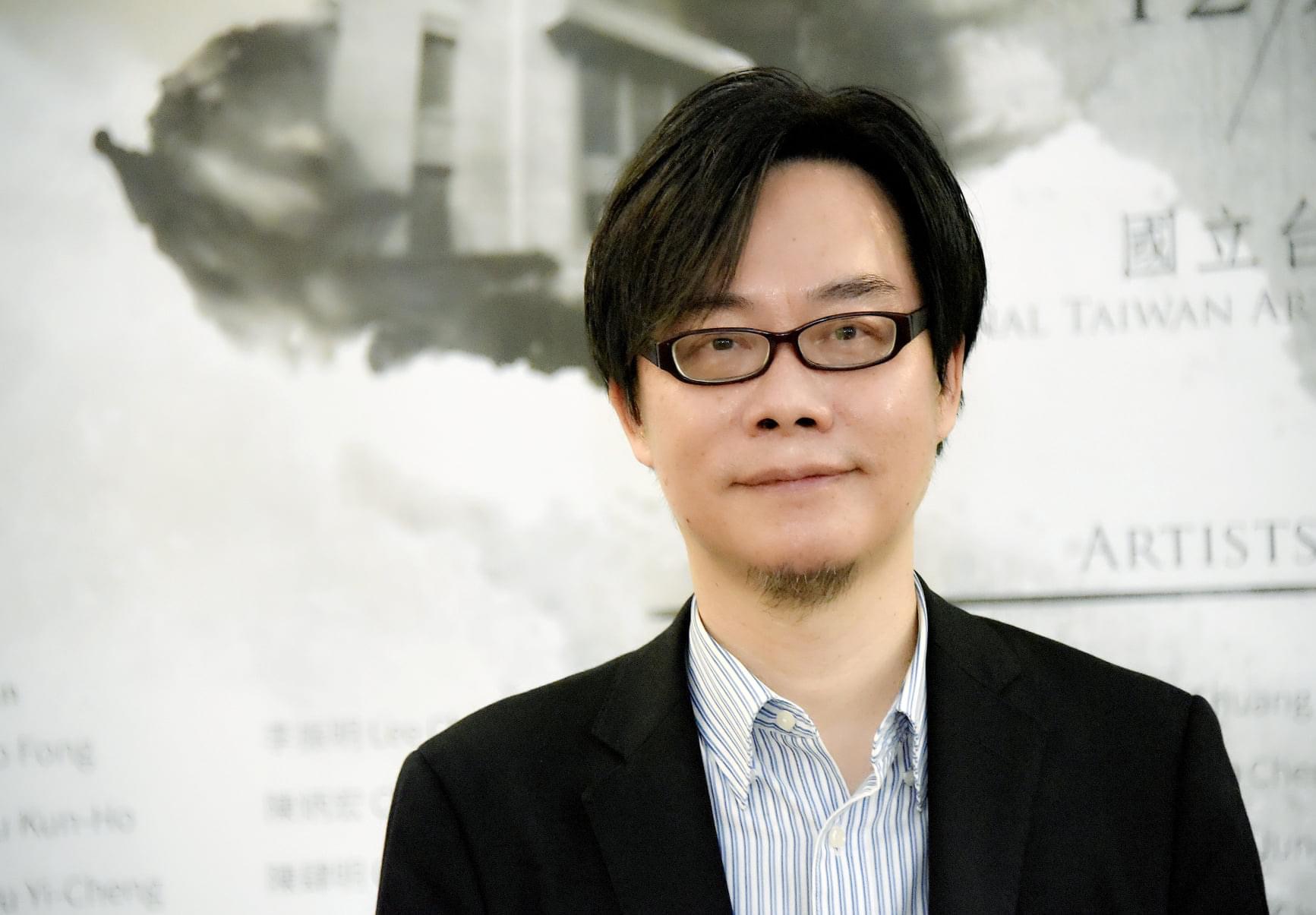 白老師個人照002 海報